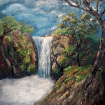 מפלים עוצמתיים נובעים מן ההר עטופים בעצים ורוח עדינה שמניעה את הכל — ובתוך הטבע החי הזה מתנגן המסר: אם יסתכל האדם על חסדי ה׳ יראה שאפילו בעת שהשם יתברך מברך לו גם בצרה בעצמה השם יתברך מרמז לו ומגדיל חסדו עמו. המים השוצפים מזכירים שגם ברגעים סוערים מסתתר חסד עמוק שממשיך לזרום, להחזיק, להגן ולהאיר את הדרך.