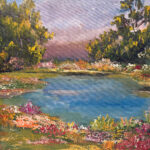 ציור טבע צבעוני של אגם כחול מוקף אזורי דשא וערוגות פרחים בצבעי ורוד, לבן, אדום וכתום. משני צדי האגם יש עצים ירוקים גדולים עם עלווה צפופה. ברקע שמיים בגווני ורוד־סגלגל לקראת שקיעה. בחלק העליון של התמונה מופיע הטקסט: “תורת ה' תמימה משיבת נפש”.