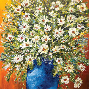 ציור של זר פרחים לבנים בכד כחול על רקע חמים בגווני כתום