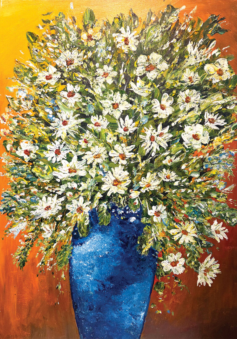 ציור של זר פרחים לבנים בכד כחול על רקע חמים בגווני כתום