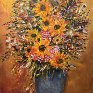 ציור של זר פרחים לבנים בכד כחול על רקע חמים בגווני כתום