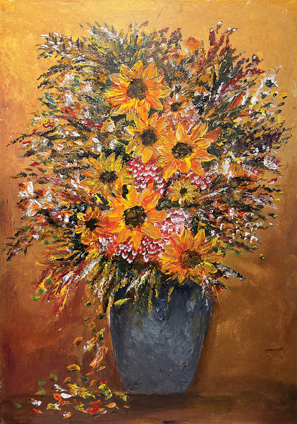 ציור של זר פרחים לבנים בכד כחול על רקע חמים בגווני כתום