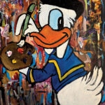 ציור צבעוני של דמות מצוירת מציירת עם מכחול ופלטת צבעים על רקע מופשט וצבעוני