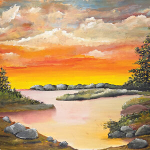 אור שקיעה חם נפרש מעל מים שקטים ואבנים רכות, והשמיים נצבעים בגוונים של כתום וזהב. הנוף משדר רוגע עמוק, סיום יום והבטחה לשקט שמגיע עם הערב.