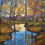 נוף סתוי עם עצים גבוהים בעלי עלים צבעוניים בגווני כתום, צהוב וסגול. במרכז התמונה זורם נחל שקט המשקף את העצים שסביבו. השמיים בהירים והאווירה רגועה ופסטורלית. בחלק העליון מופיע טקסט בעברית: “ואפילו בהסתרה שבתוך ההסתרה בודאי גם שם נמצא ה' יתברך.”