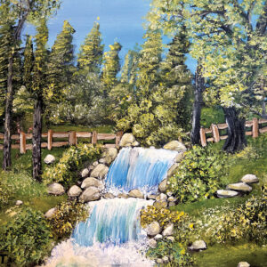 ציור נוף של מפל מדורג ביער ירוק עם סלעים, עצים וגדר עץ ברקע