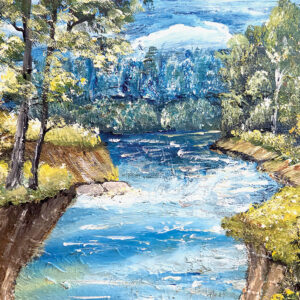 ציור נוף של פלג מים כחול הזורם בין גדות ירוקות ועצים צפופים