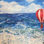 ציור של ים גלי וסוער בגווני כחול ולבן, עם כדור פורח אדום-לבן מרחף מעל המים באופק