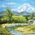 נוף פתוח עם נחל מתפתל, ירוק רחב והרים בהירים ברקע, מעביר תחושת רוגע, זרימה ושקט פנימי