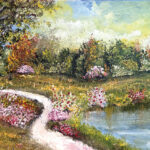 שביל מתפתל בנוף ירוק עם מים, עצים ופריחה רכה, באור טבעי שמשרה תחושת שלווה והתבוננות