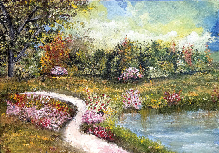 שביל מתפתל בנוף ירוק עם מים, עצים ופריחה רכה, באור טבעי שמשרה תחושת שלווה והתבוננות