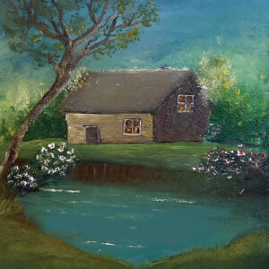 בית קטן לצד מים שקטים, מוקף ירק רך ואור רגוע, משדר תחושת שלווה, ביתיות ופשטות עמוקה