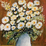 זר פרחים לבנים בצבעי שמן, במכחול עבה ובמרקם עשיר, מונח בכלי בהיר על רקע חמים ומשדר אור, רוך ושקט פנימי