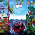 ציור גדול מלא פרטים וצבע. במרכז נראית ורד גדולה בצבע בורדו על קרקע כהה, כשמאחוריה הרים כחולים ושמיים בהירים. משמאל ומימין יש מסגרות עשויות ריבועים צבעוניים שבתוכם מגוון רחב של פרחים, פטריות ועלים בצבעים שונים. בצד שמאל מופיעים פרחים לבנים, סגולים ואדומים לצד פטריות גדולות וחומות. למעלה משמאל יש חלון ריבועי ובתוכו צמחייה ופרחים. במרכז העליון מופיעים שני פרחים לבנים התלויים כלפי מטה ופרפר גדול ירוק־צהוב. בצד ימין עומד תוכי גדול בצבעי אדום, צהוב וירוק על ענף מוקף פרחים ועלים. בתחתית התמונה יש אגרטל קטן שבור על האדמה.