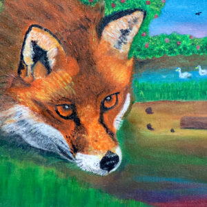 ציור צבעוני של שועל כתום המופיע מקרוב, כשהוא שוכב על הדשא ומביט קדימה בעיניים חומות חודרות. סביבו צמחייה ירוקה ופרחים. ברקע מימין מופיע אגם קטן עם שתי ברווזות שוחות בו, עצים ירוקים ושמיים כחולים עם ציפורים מרחפות. על הקרקע ליד האגם יש בול עץ קטן ופזורים מספר אבנים.