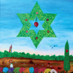 ציור צבעוני של נוף פתוח תחת שמיים כחולים. במרכז השמיים מופיע מגן־דוד גדול עשוי עלים ירוקים, ובתוכו שישה רימונים קטנים. במרכז המגן־דוד מצויר מגן־דוד קטן נוסף ובו רימון אדום תלוי כלפי מטה. בתחתית הציור יש גדר עץ צהובה ועליה שורת פרחים צבעוניים. משמאל נראה אגרטל לבן עם פרחים, ומימין עץ גבוה בצורת טור ובמרכזו ציור לב אדום. ברקע שדה חום, עצים ירוקים ושמיים שבהם עפים שלושה ציפורים קטנות.