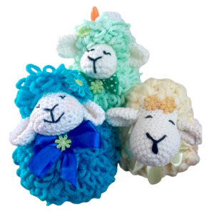 שלושה כבשים מצמר בעבודת יד